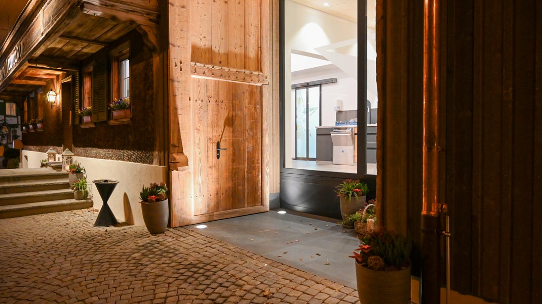 Altholz in Umbauprojekte integrieren. Die neue Eingangstüre des Restaurant Sternen Neumühle wurde mit Altholz verkleidet und pass optisch perfekt zum Restaurant.