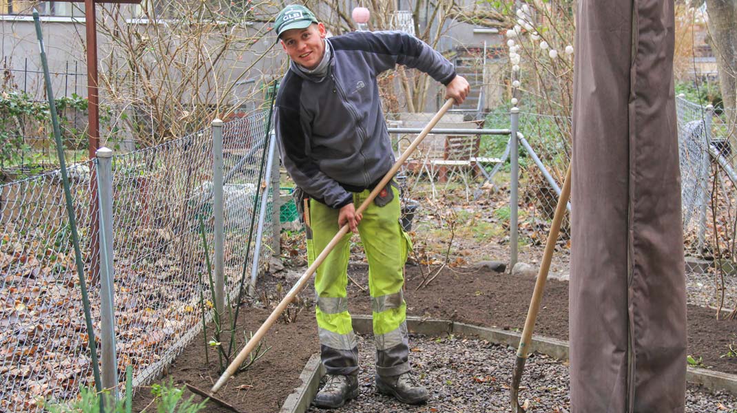 Jonas der Landschaftsgärtner an der Arbeit