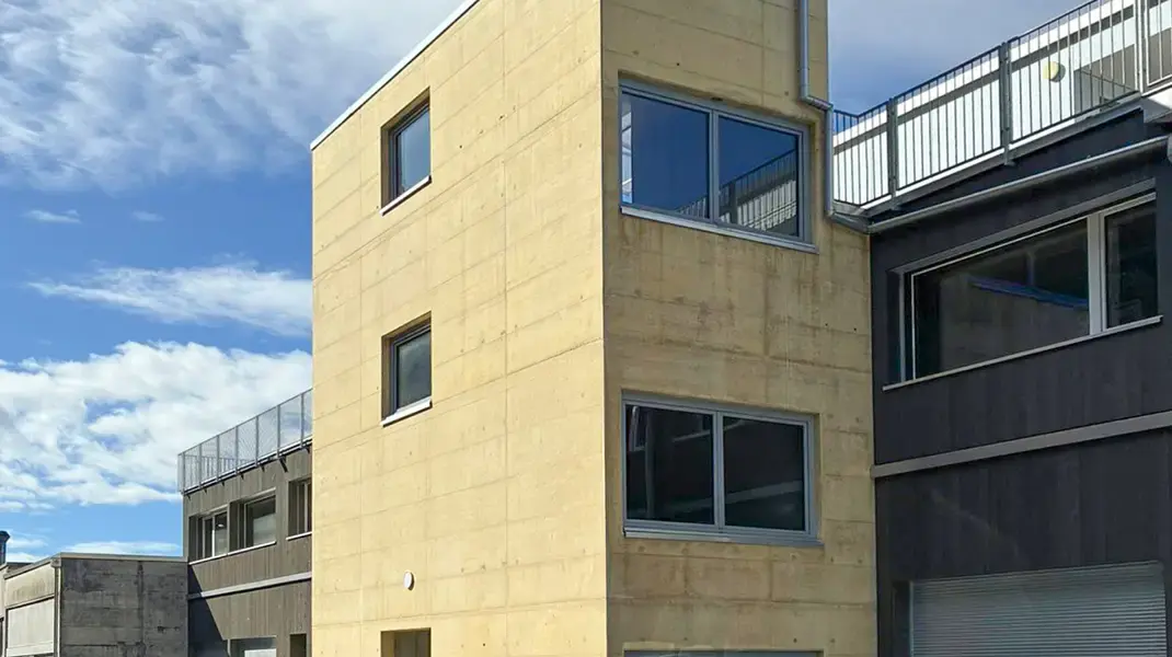 Farbbeton in Gelbtönen