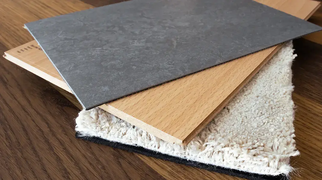 drei verschiedene Bodenbelagsarten: Linoleum, Laminat und Teppich