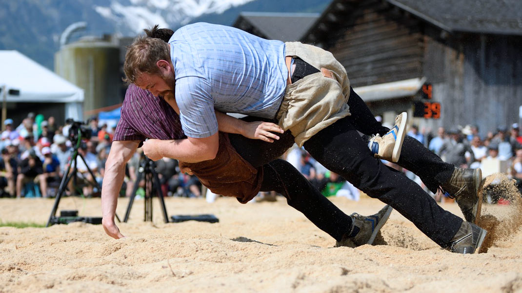 Remo Ackermann in Action am Schwingfest