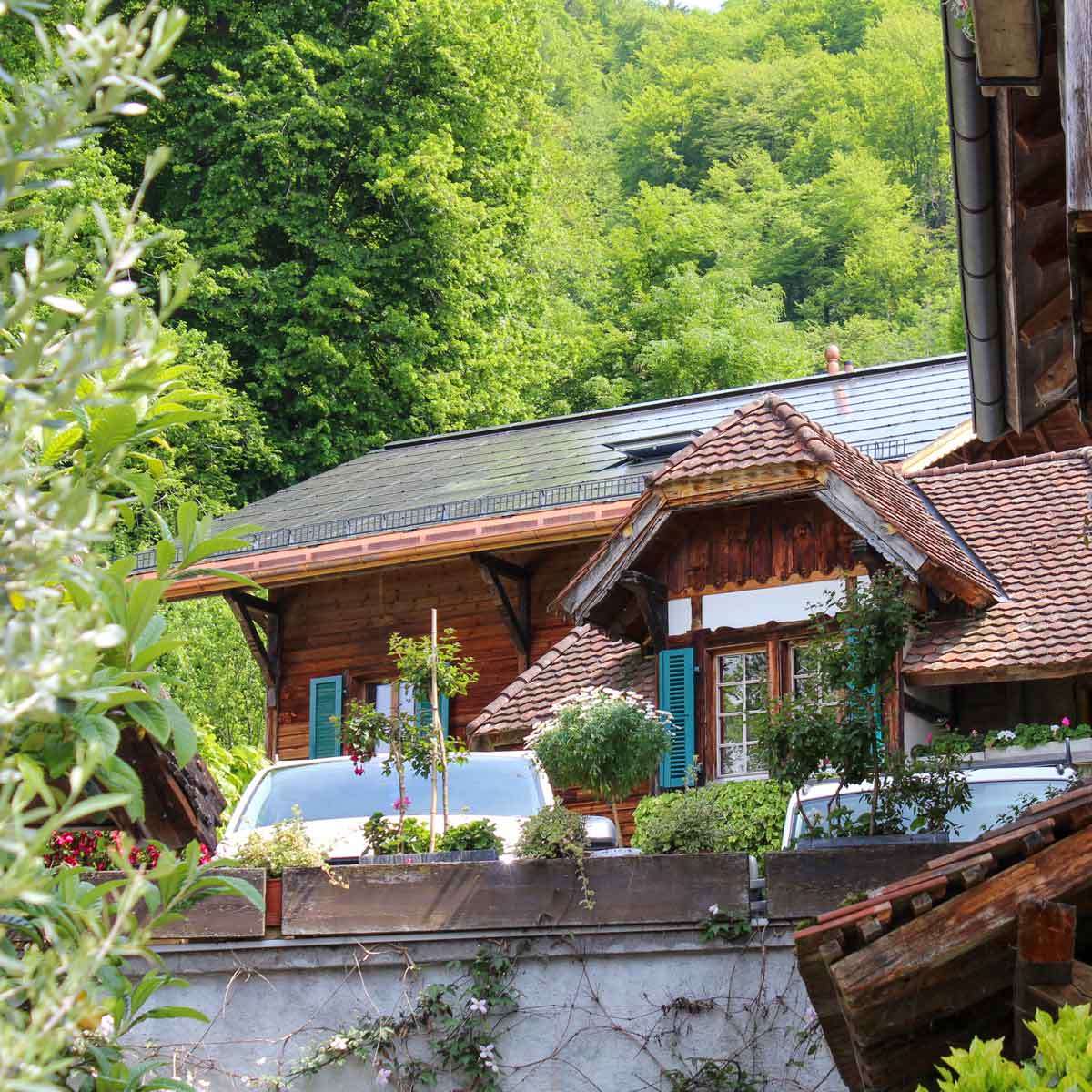 Aussenansicht Gästehaus mit integrierter Photovoltaikanlage