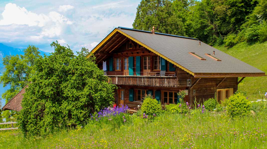 Gästehaus Merligen nach energetischer Sanierung von sattem Grün umgeben