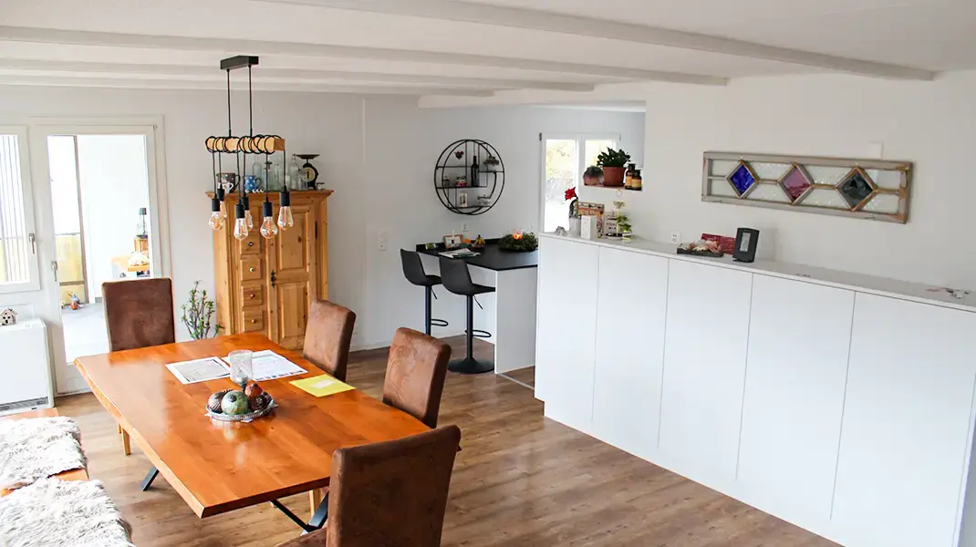 Ein stimmiges Farbkonzept zieht sich durch die frisch renovierte Wohnung