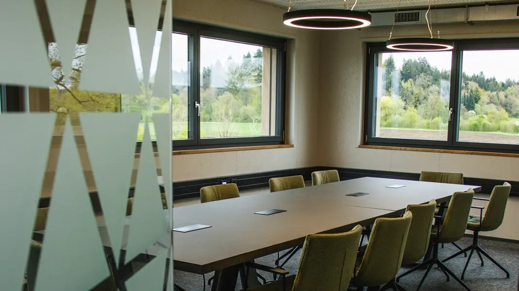 Ausblick vom Sitzungszimmer ins Grüne: harmonierende Inneneinrichtung