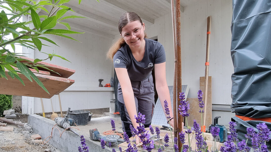 Marisa Buchser, angehende Zeichnerin Fachrichtung Architektur, auf dem Baustellenpraktikum lächelt in die Kamera