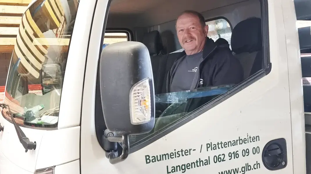 Peter Jordi sitzt im Auto und schaut lächelnd in die Kamera