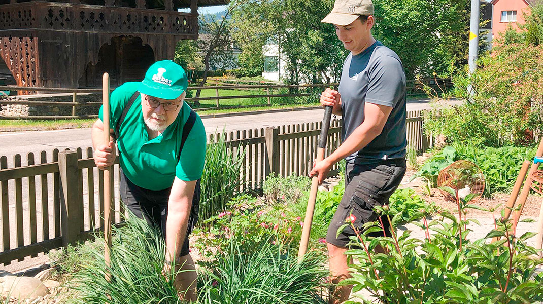 Ein GLB Mitarbeitender und ein Eigentümer realisieren zusammen einen neuen Garten